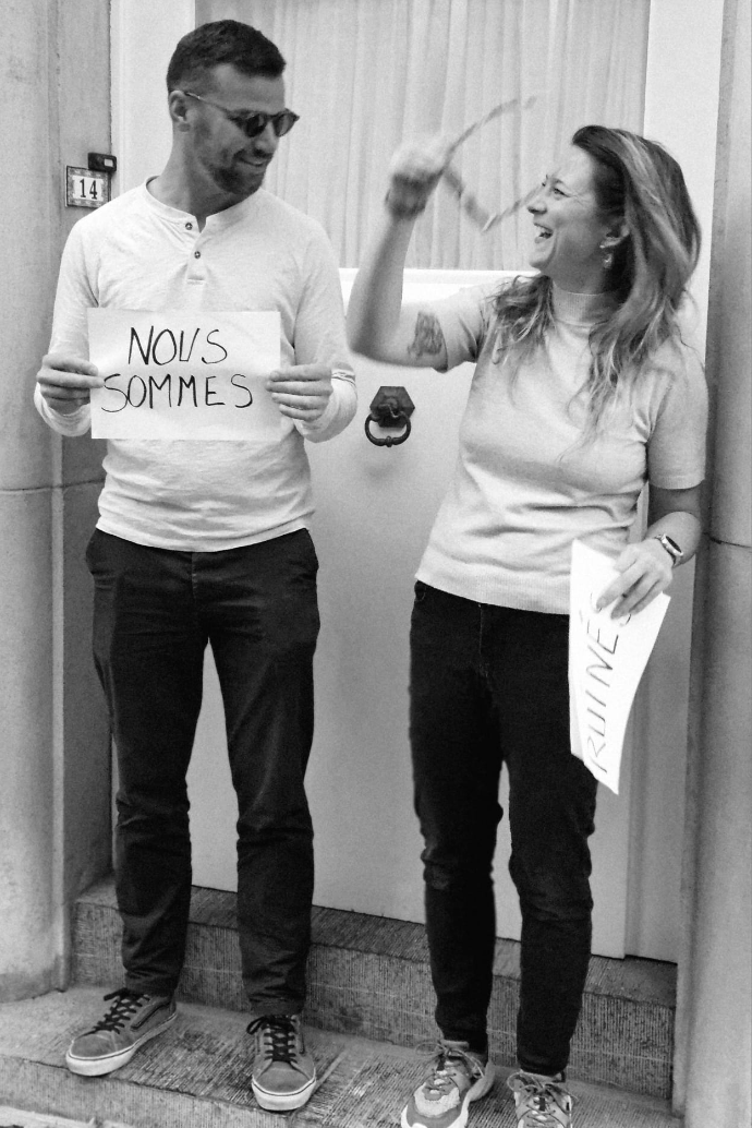 Grégoire et jenny devant la porte du chalet qui rigolent