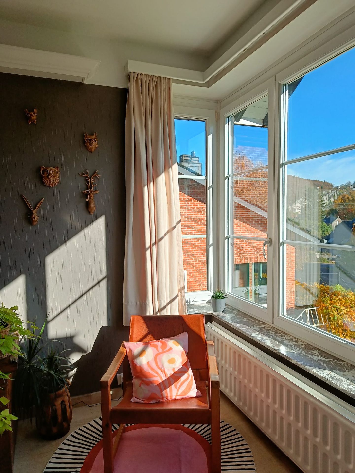 fenêtre avec petit siège 