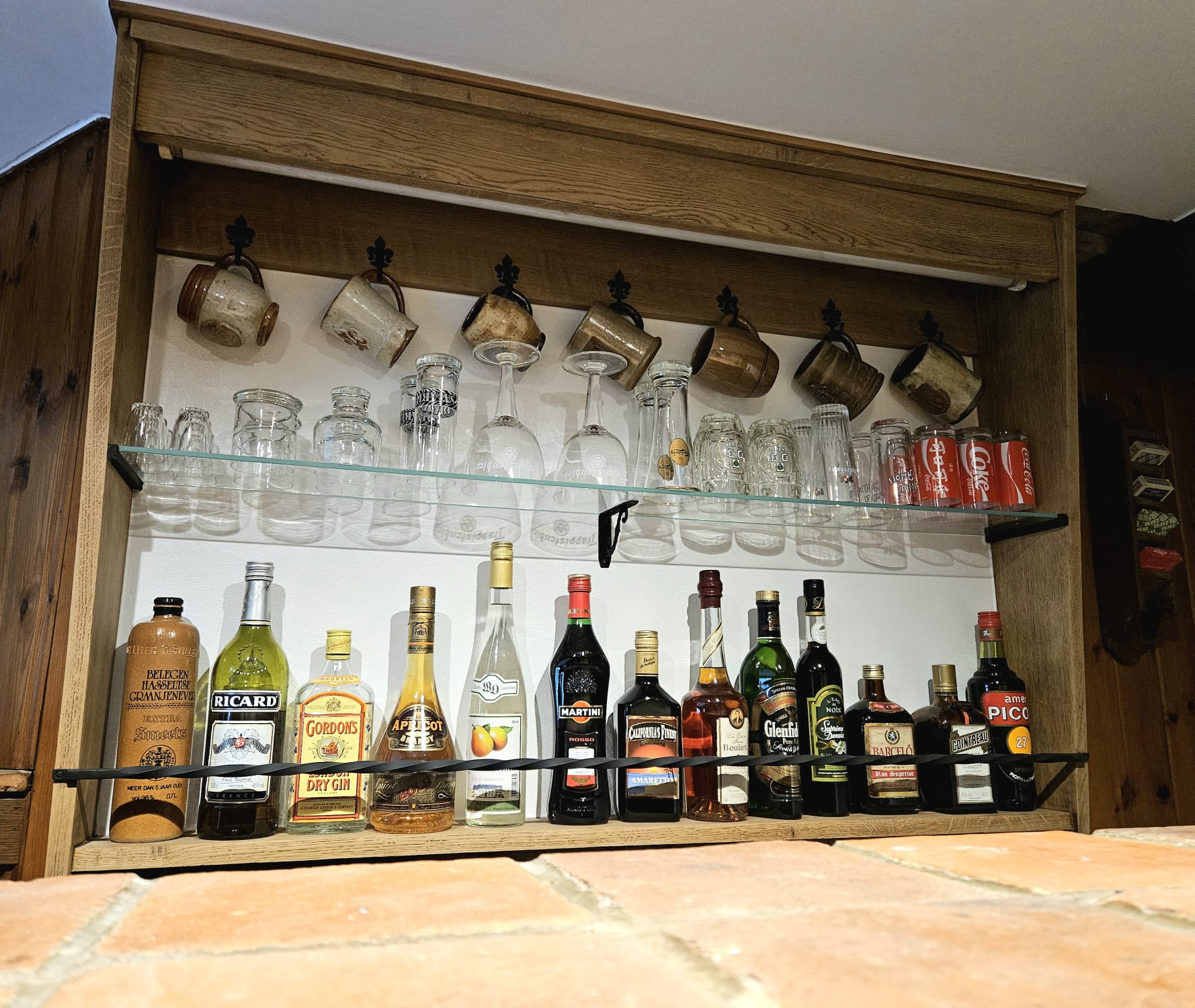 bouteilles dans le bar